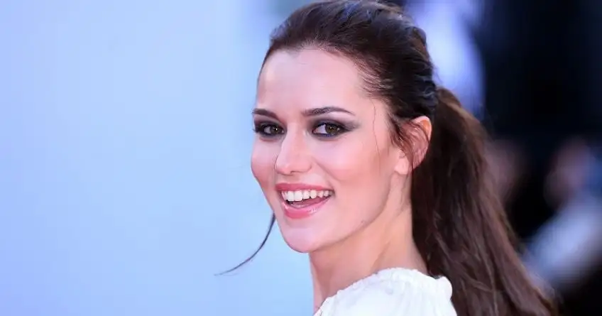 خبر روز | زندگی خصوصی فحریه اوجن، عکسهای شخصی و بیوگرافی 5 207