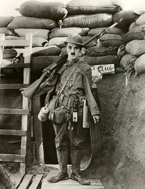 سکانس روز | چارلی چاپلین: در جنگ جهانی اول «دوشفنگ» را ساختم تا جنگ را به تمسخر بگیرم 5 217