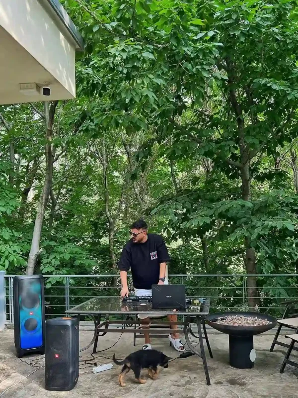 سفر در زمان؛ نیما شاهرخ شاهی و سگش در ویلای لاکچری اش 534304 920 1