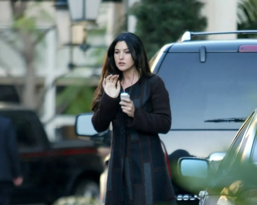 خبر روز | عکس دیدنی مونیکا بلوچی در حال مکالمه تلفنی در کنار خیابانی در آمریکا 655045515151515