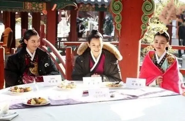 خبر روز | دونگیی، ملکه اینهیون و بانو جانگ سر میز میوه و شیرینی در پشت صحنه 815d2e93f92a11de207ca34caed06378