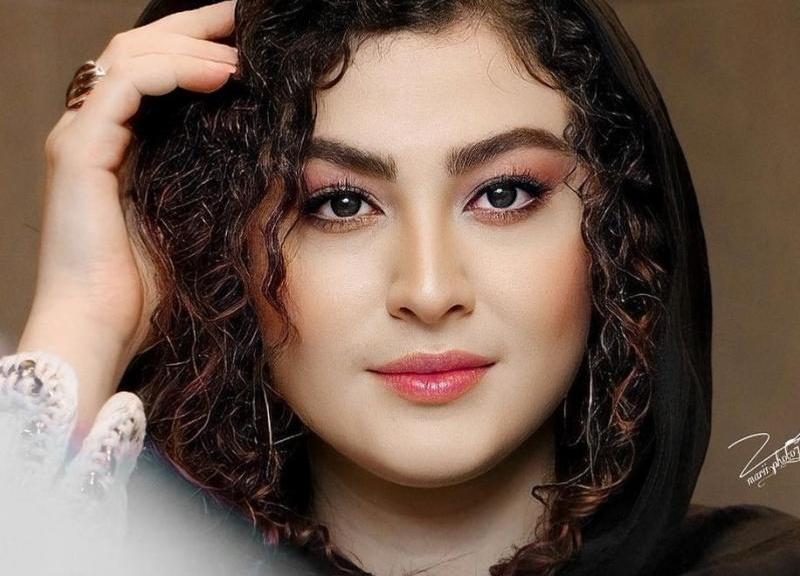 پوشش جذاب و متفاوت خانم مریم مومن در یک طبیعت زیبا