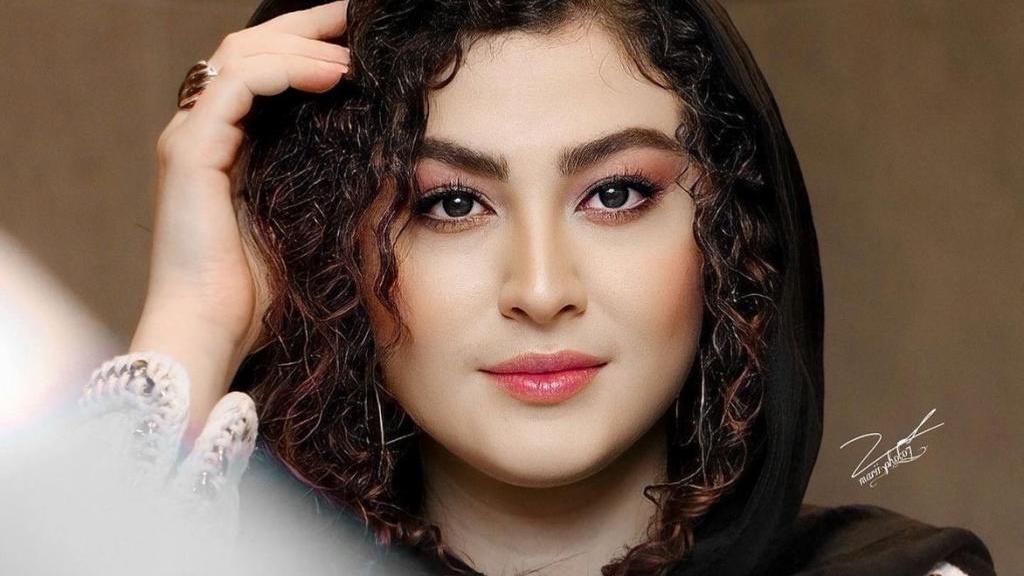 تصویر روز | پوشش جذاب و متفاوت خانم مریم مومن در یک طبیعت زیبا 1 پوشش جذاب و متفاوت خانم مریم مومن در یک طبیعت زیبا