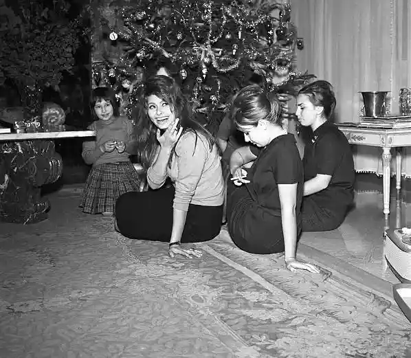 سفر در زمان| عکس «سوفیا لورن» در کنار خانواده در جشن کریسمس در رم سال 1333 97 65
