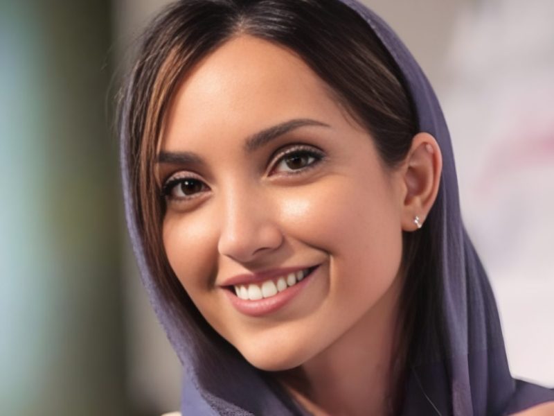 خاطره اسدی که با کلاهی قرمز زیبایی چهره اش دوچندان شده