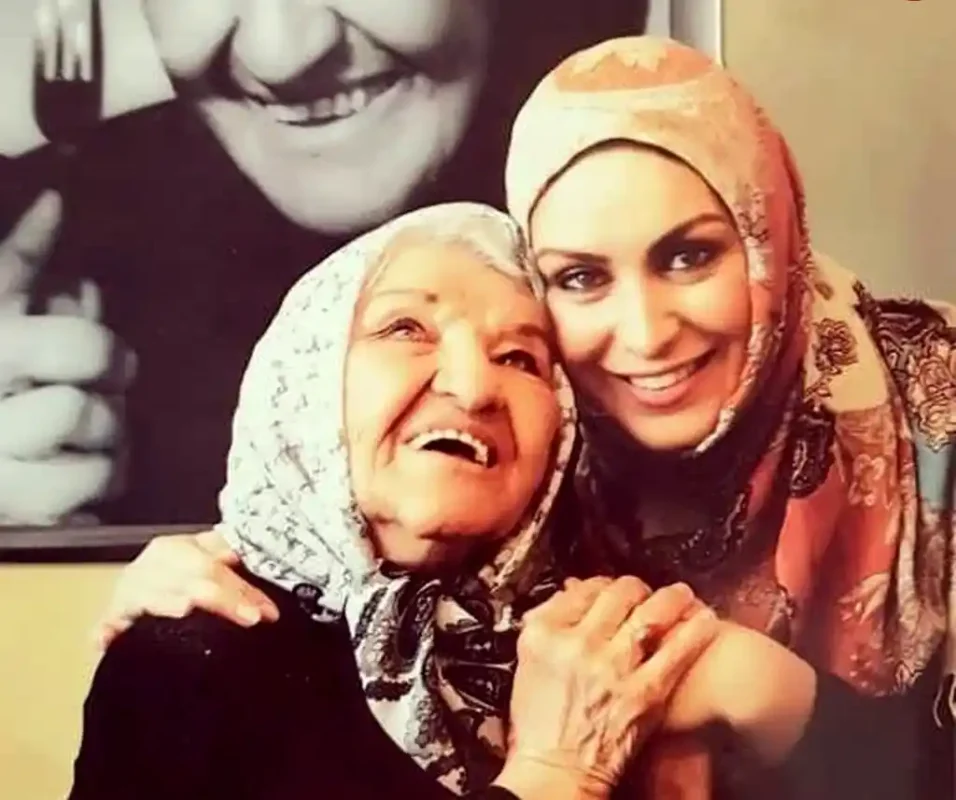 تصویر روز | عکس ماهچهره خلیلی در کنار مادربزرگاش پروین سلیمانی؛ دهه 80 Biography of Parvin Soleimani 47