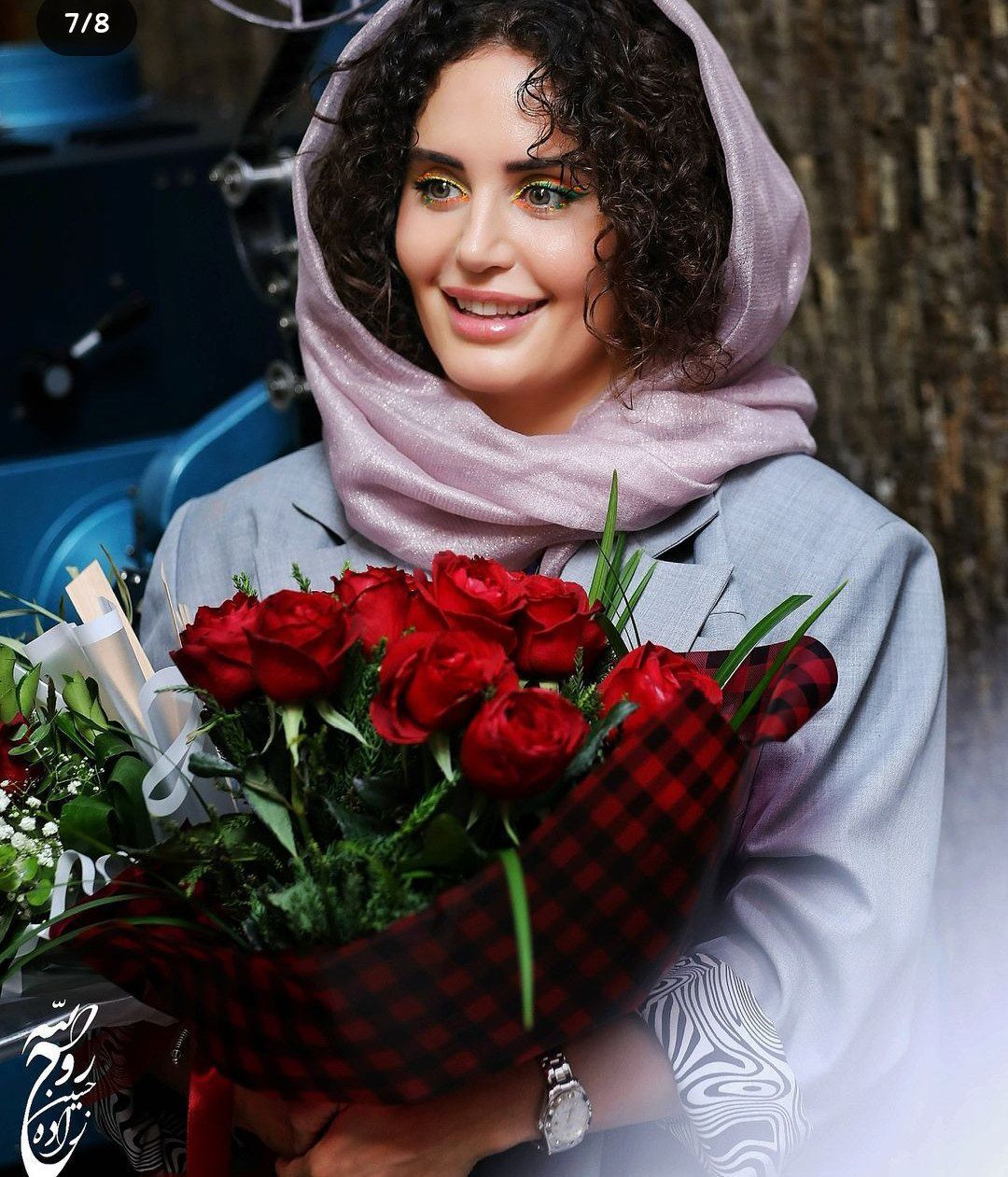 تاریخ وبگردی | الناز شاکر دوست با دسته گلی زیبا و سرخ /قابی معرکه