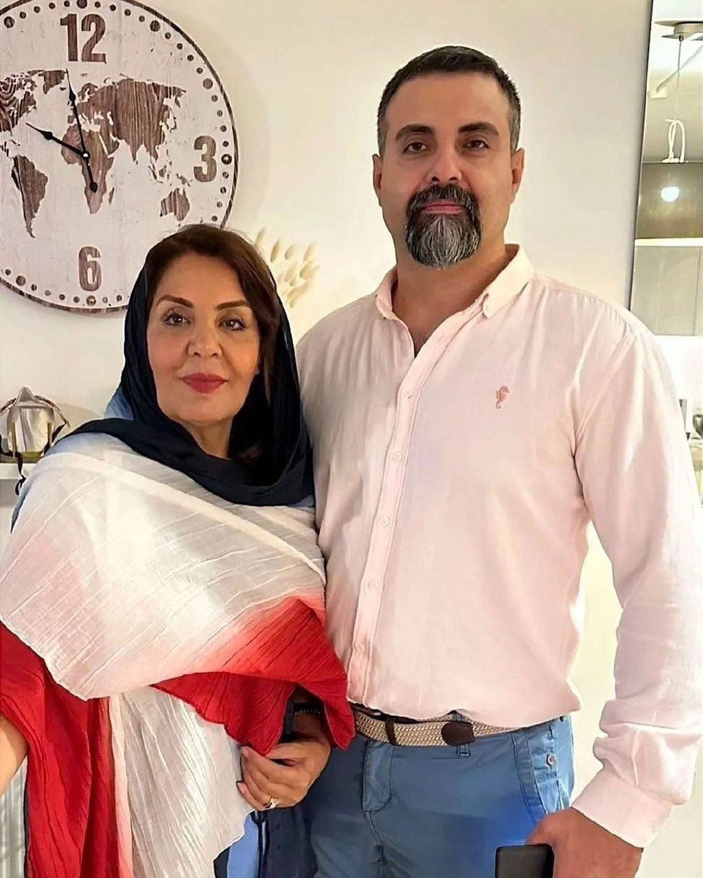 تاریخ وبگردی | قابی به یادگار از مرحومه زهره حمیدی در کنار پسرش تاریخ وبگردی | قابی به یادگار از مرحومه زهره حمیدی در کنار پسرش