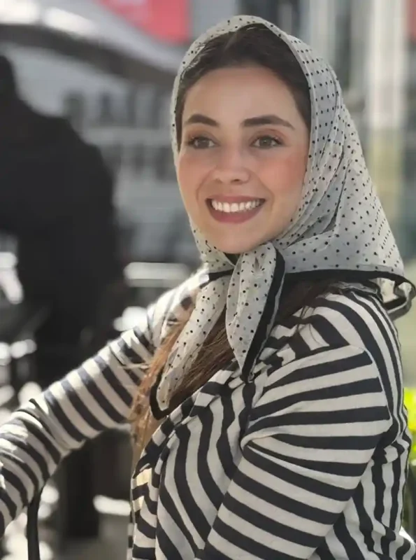 تصویر روز | چهره دیدنی و جذاب نیلوفر رجایی فر با ژست خاصش Screenshot 2025 05 08 170149