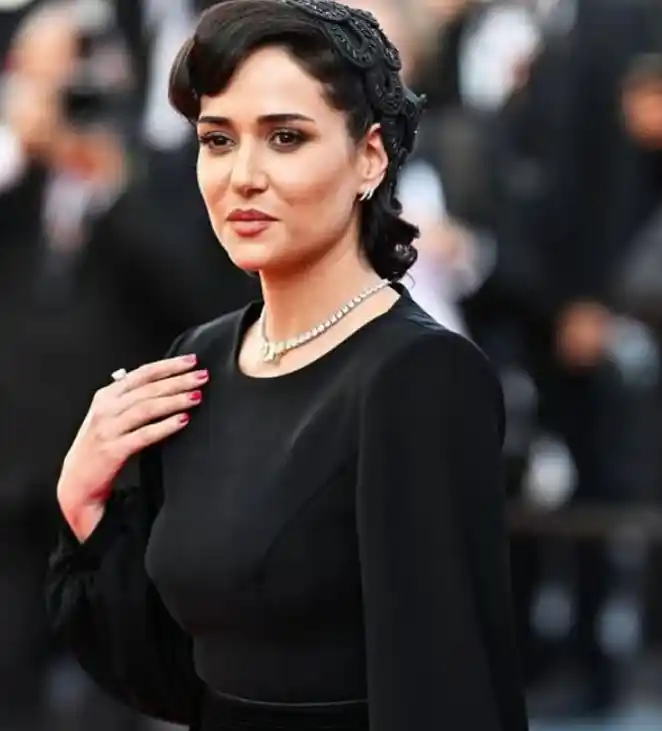 تصویر روز | عکس های جذاب از استایل پریناز ایزدیار، هدی زین العابدین و رعنا آزادی ور Screenshot 2025 07 26 155656