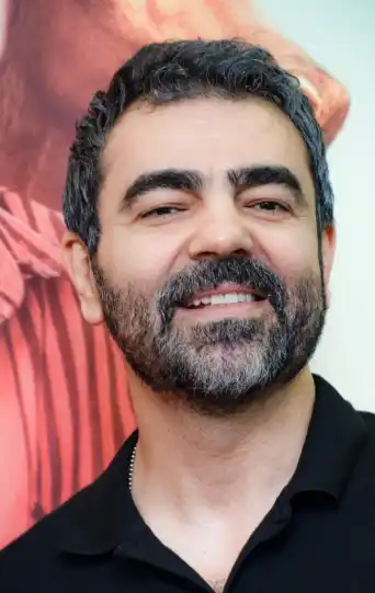 تصویر روز | استایل جذاب «بهزاد خلج» آقای قاضی در اکران سریال اجل معلق Screenshot 2025 08 10 170247 1