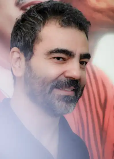 تصویر روز | استایل جذاب «بهزاد خلج» آقای قاضی در اکران سریال اجل معلق Screenshot 2025 08 10 170303 1