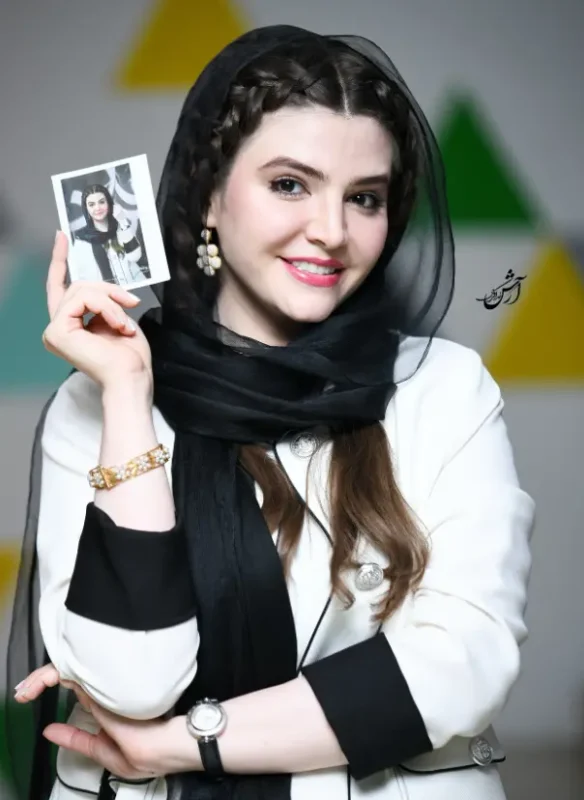 تصویر روز | چهره دیدنی و پوشش شیک آوا دارویت Screenshot 2025 09 13 135715 1