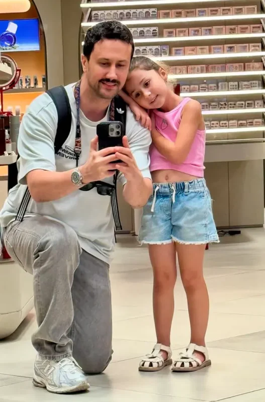 تصویر روز | سلفی دیدنی شاهرخ استخری با همسر و دخترش Screenshot 2025 09 14 170411 1