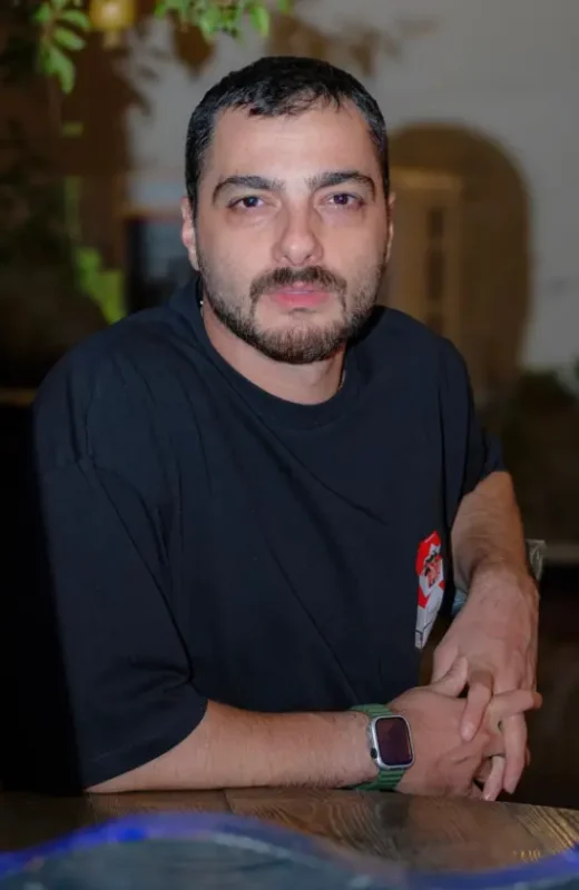 تصویر روز | سجاد بابایی با استایل جذاب در کافه Screenshot 2025 09 15 005612 1