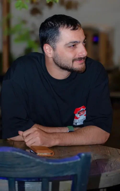 تصویر روز | سجاد بابایی با استایل جذاب در کافه Screenshot 2025 09 15 005631 1