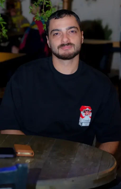 تصویر روز | سجاد بابایی با استایل جذاب در کافه Screenshot 2025 09 15 005643 1