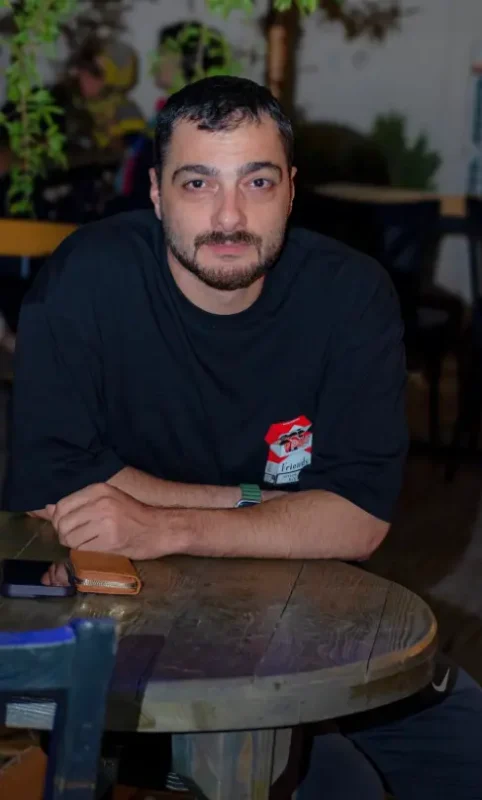 تصویر روز | سجاد بابایی با استایل جذاب در کافه Screenshot 2025 09 15 005655 1