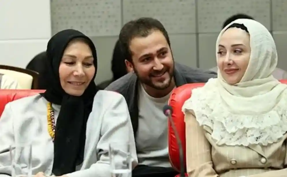 تصویر روز | «زلیخا، بنیامین و بانو تی» در مراسم تقدیر از سریال یوسف پیامبر؛ سال ۸۸ Screenshot 2025 11 17 014951 1