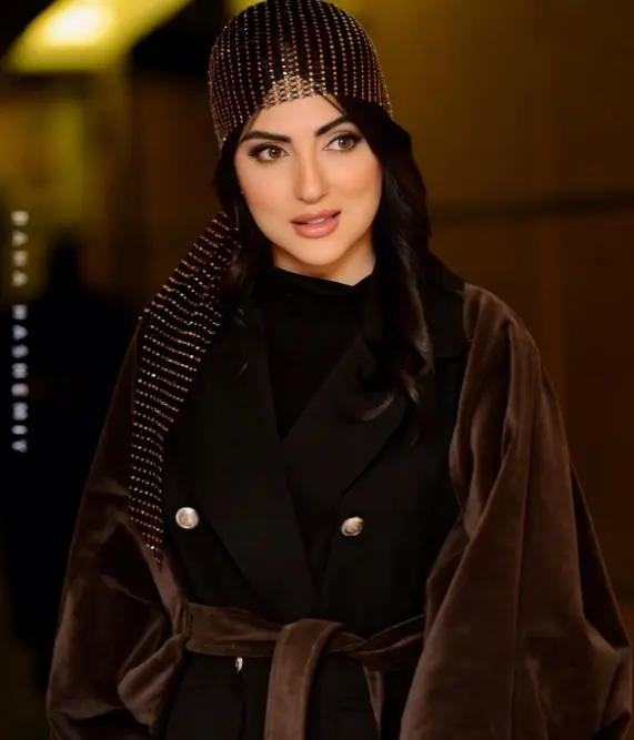 هلیا امامی با پوشش جنجالی و مینی اسکارف توری در اختتامه جشنواره 25 Screenshot 2025 11 19 155954