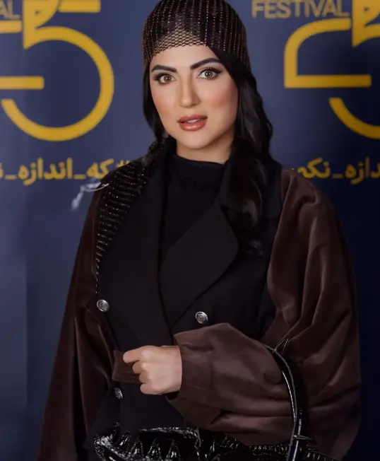 هلیا امامی با پوشش جنجالی و مینی اسکارف توری در اختتامه جشنواره 25 Screenshot 2025 11 19 160006