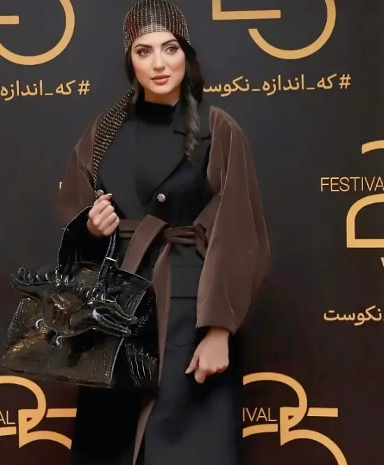 هلیا امامی با پوشش جنجالی و مینی اسکارف توری در اختتامه جشنواره 25 Screenshot 2025 11 19 160017