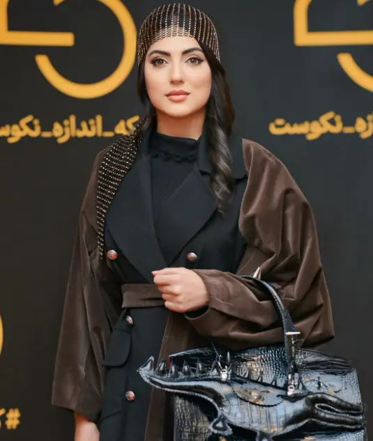 هلیا امامی با پوشش جنجالی و مینی اسکارف توری در اختتامه جشنواره 25 Screenshot 2025 11 19 160028