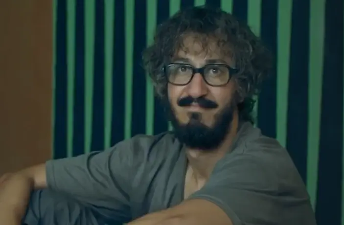 سکانس روز | مرد عینکی؛ داستانی دیدنی با بازی بهرام افشاری Screenshot 2025 11 28 014510