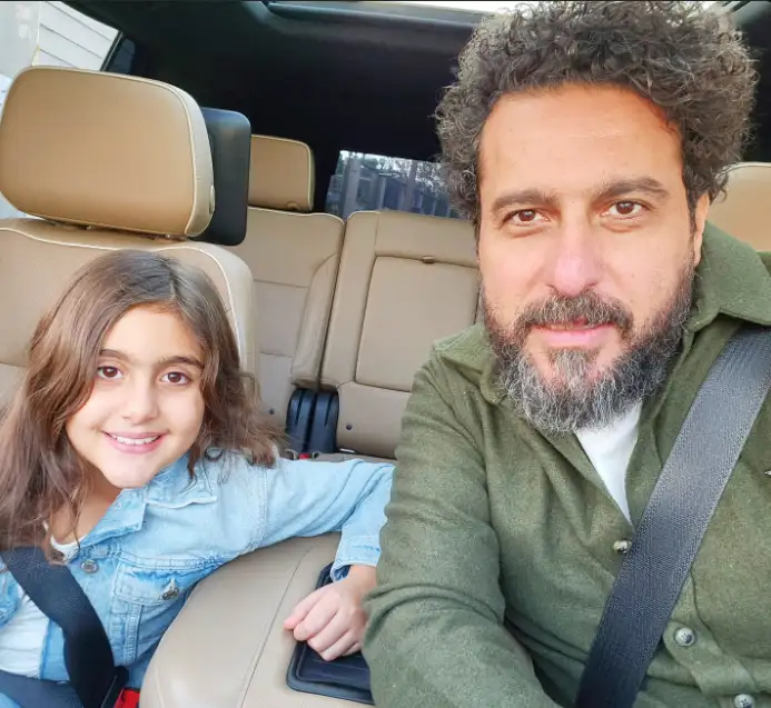 عکس پست جدید محسن کیایی با دخترش رز جان Screenshot 2025 11 29 162739 1