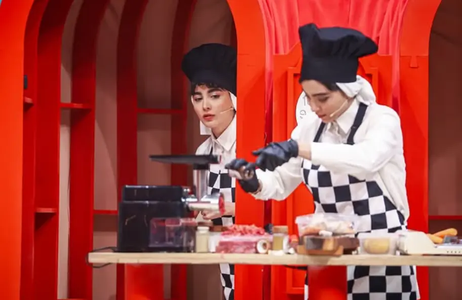 تصویر روز | سونیا حسینی و سنا حسینی در برنامه شفرونی؛ چه غوغایی به پا کردن با دو برادر Screenshot 2025 12 03 000207