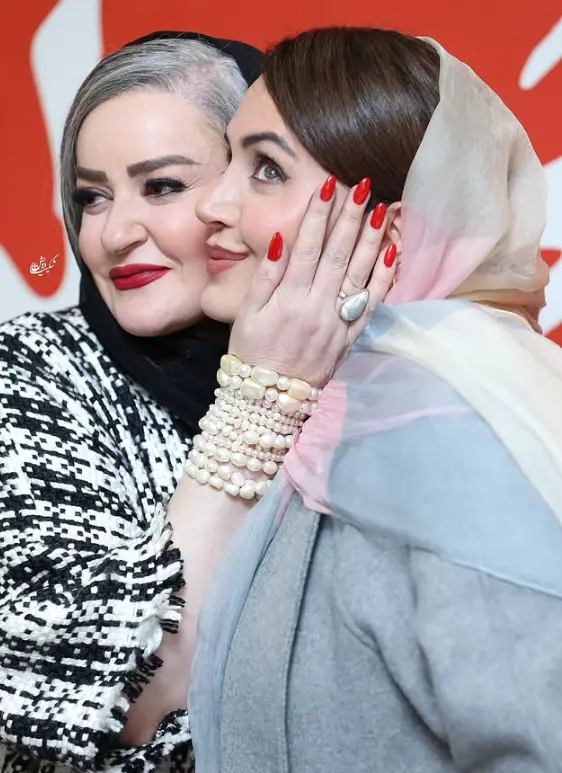 الناز شاکردوست و نعیمه نظام دوست؛ بوسه های جنجالی دو دوست در مراسم اکران Screenshot 2025 12 04 162103