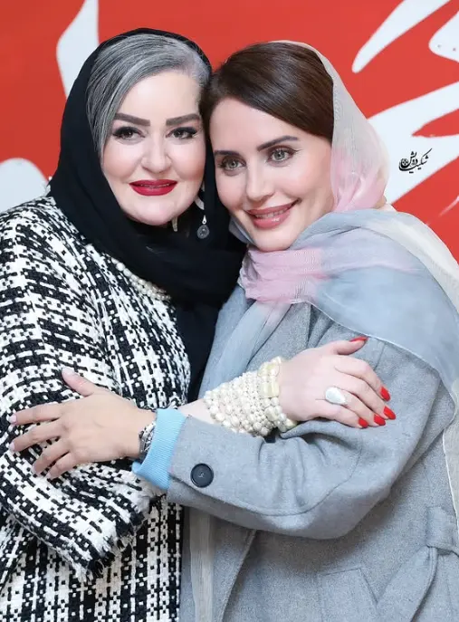 الناز شاکردوست و نعیمه نظام دوست؛ بوسه های جنجالی دو دوست در مراسم اکران Screenshot 2025 12 04 162121