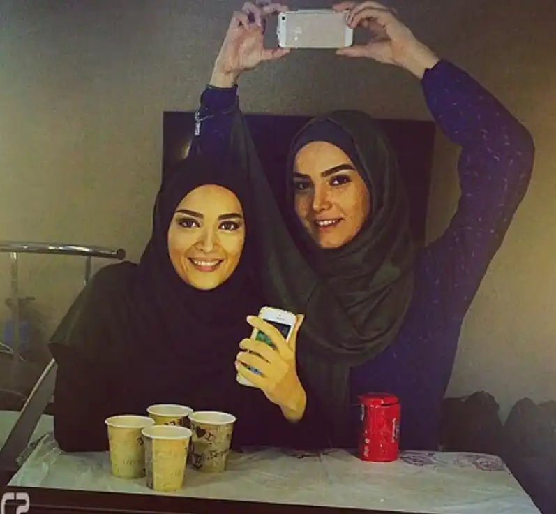 خبر روز | دوستی قدیمی کامران تفتی و متین ستوده در پشتصحنه سریال میکاییل Screenshot 2025 12 05 204051