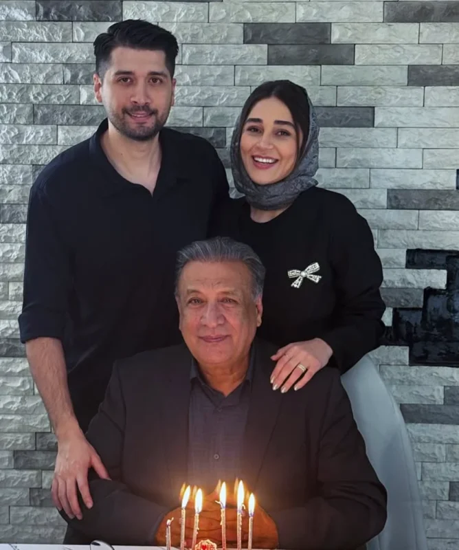 عکس جذاب تولد عبدالرضا اکبری در کنار فرزندان و عروسش Screenshot 2025 12 07 150938 1