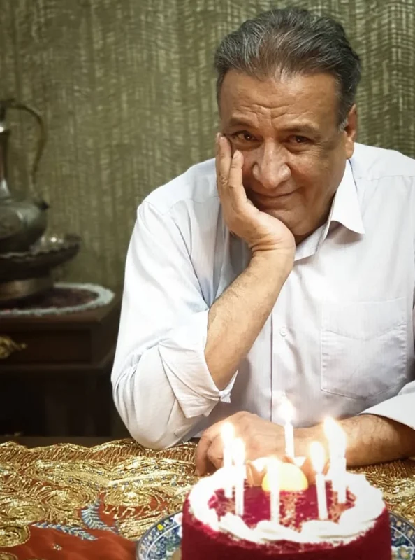 عکس جذاب تولد عبدالرضا اکبری در کنار فرزندان و عروسش Screenshot 2025 12 07 151005