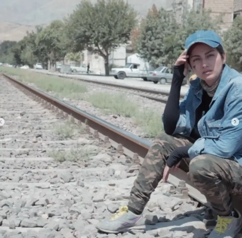 استایل پسرانه محیا دهقانی که مانع توقیفش ماند؟ Screenshot 2025 12 07 200747