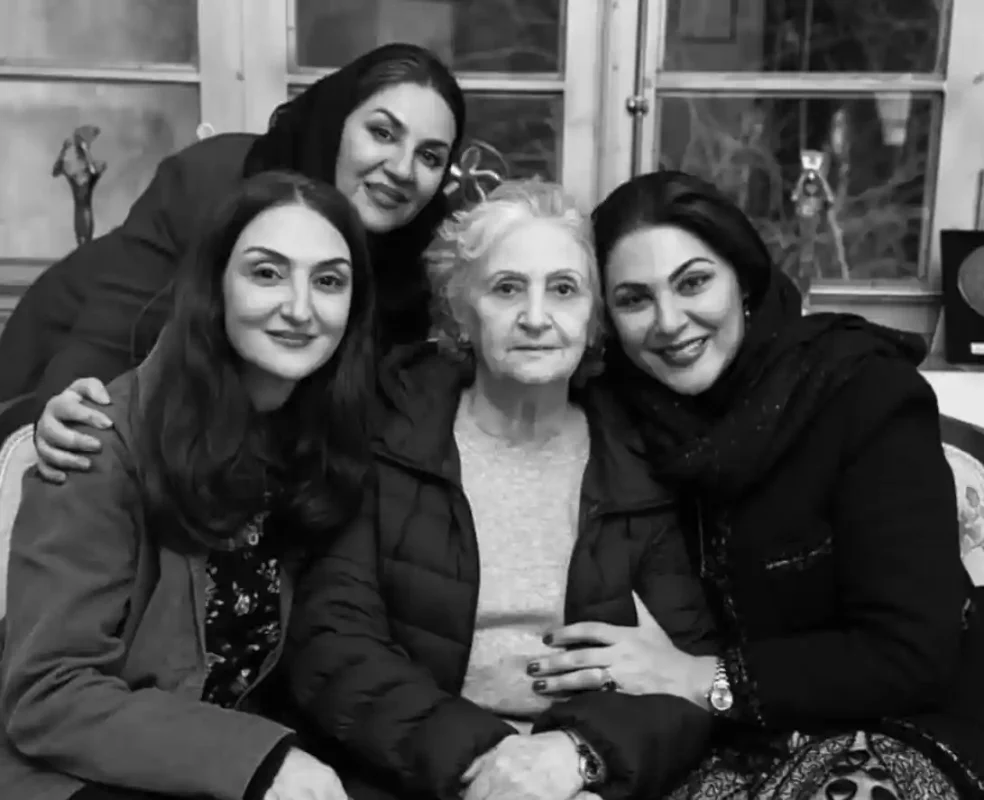 عکس روز مادر نازنین بانو در سریال بامداد خمار کنار مادر و خواهرانش Screenshot 2025 12 11 111459 1 1
