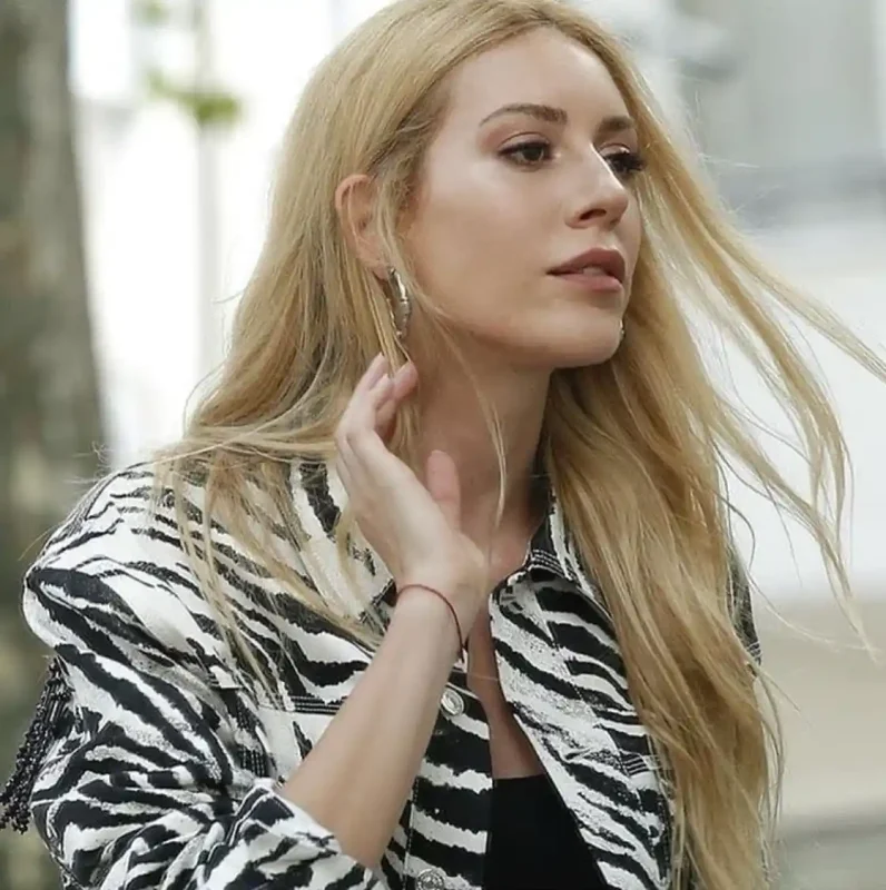 عکس؛ صینم کوبال بازیگر ترکیهای همسر بازیگر نقش ایزل کنعان ایمیرزالیاوغلو Screenshot 2025 12 31 214059