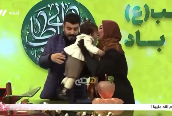 سوپرایز روز پدر پیمان طالبی روی آنتن زنده با دیدن همسر و فرزندش و کادوی جوراب Screenshot 2026 01 04 165103