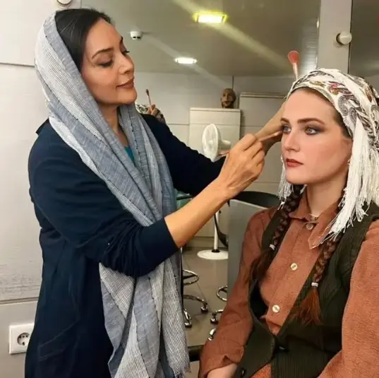 سفر به گذشته| چهرۀ «بانو» (سریال سوجان) در اتاق گریم «دایرۀ گچی قفقازی» Screenshot 2026 02 13 142010