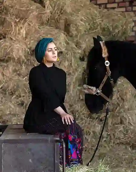 تصویر روز | زندگی فاطیما بهارمست + عکس های خصوصی WK9RagBent27