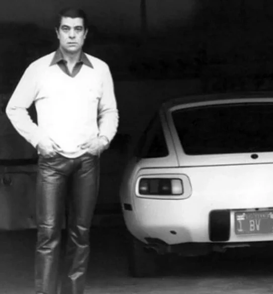 سفر در زمان| عکس بهروز وثوقی در کنار خودروی متفاوتش اواخر دهه ۵۰ در ایران a34f2d16