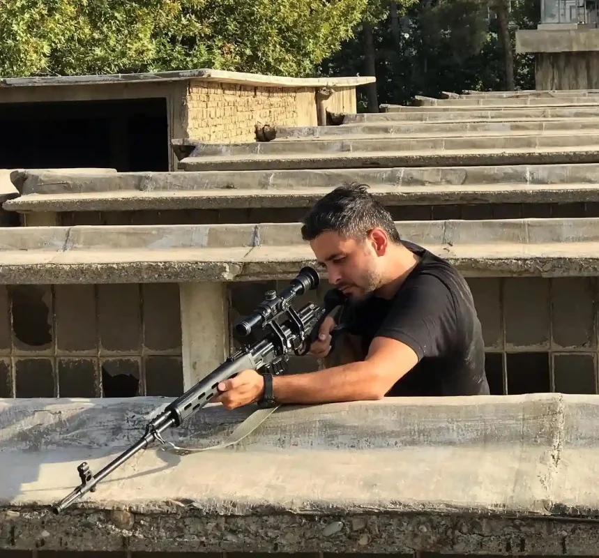 سفر در زمان| عکس «محمدعلی» سریال آنام در حال نشانه گیری با اسحله تک تیرانداز ahmadpourkhosh 1638038599 2716387115438044231 890572311