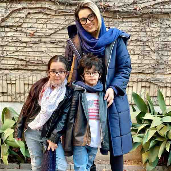 تصویر روز | عکس همسر و دوقلوهای مجید صالحی در حیاط خانه شان عکس دوقلوهای مجید صالحی