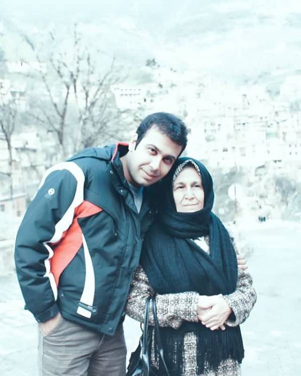 تصویر روز | محسن چاوشی در کنار مادرش؛ شباهت جالب مادر پسری عکس محسن چاوشی و مادرش