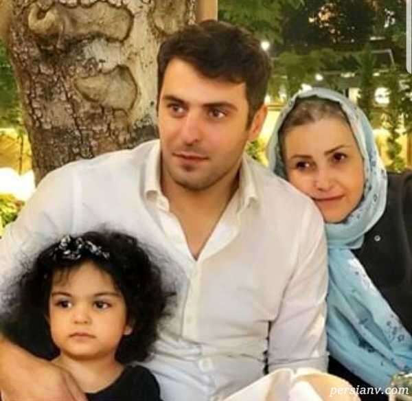 نگاه روز | عکس خانوادگی علی ضیا در کنار مادر و پدر و خواهرش عکس خانوادگی علی ضیا