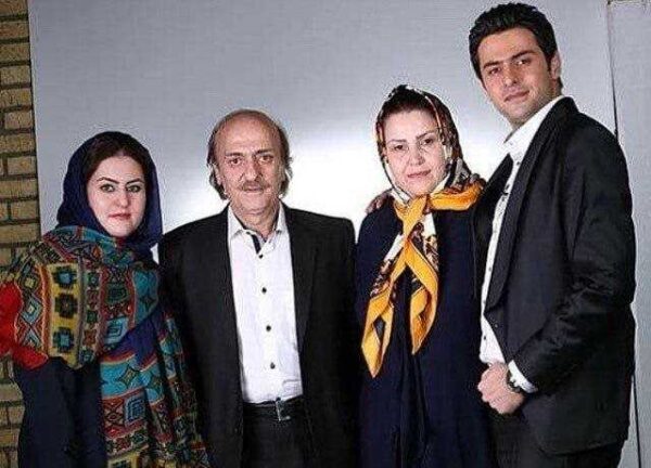 نگاه روز | عکس خانوادگی علی ضیا در کنار مادر و پدر و خواهرش عکس خانوادگی علی ضیا