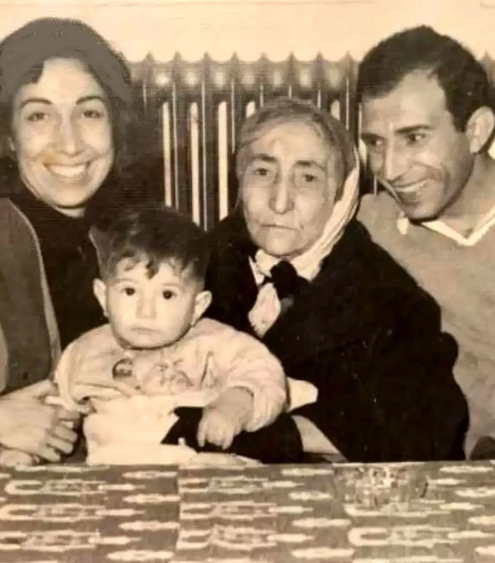 خبر روز | آتیلا پسیانی در کودکی و در کنار پدر، مادر و مادربزرگ اش دهه 30 artistspix 1696600095 3207636545686364484 50837516805 11zon