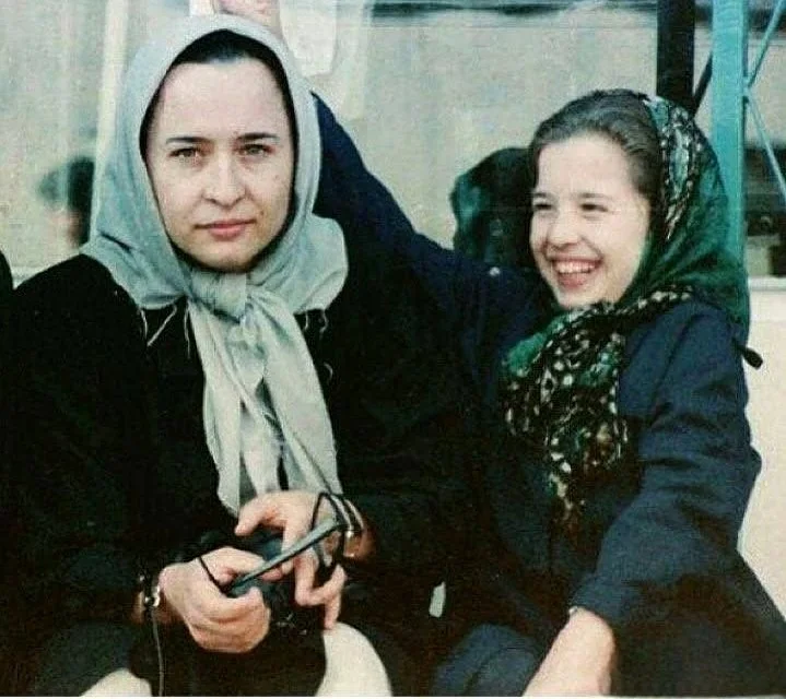 خبر روز | عکس خاطرهانگیز مهرآوه شریفینیا در کنار مادرش آزیتا حاجیان دهه 60 artistspix 1707244659 3296929618232298442 50837516805 11zon 1