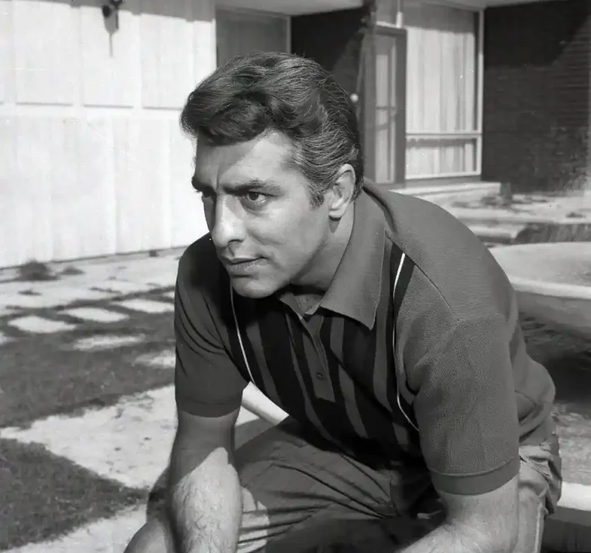 سفر به گذشته | عکس «محمدعلی فردین» در جوانی و در خانه شخصی اش سال 1346 asheghan fardin 1660116171 2901587205668530734 45647170199 11zon 1